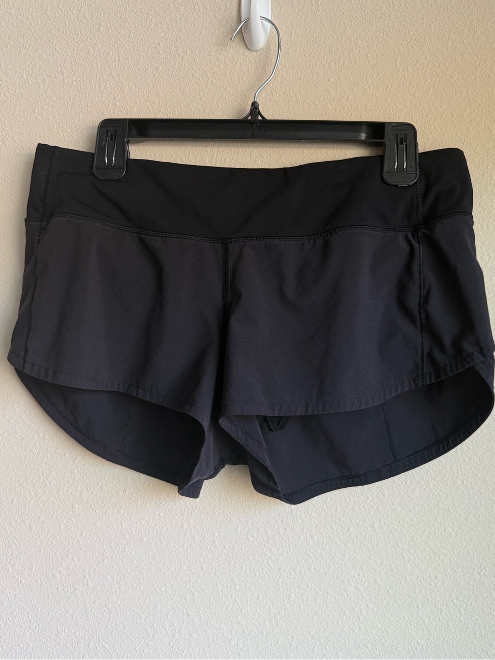 Lululemon Speed Up Low Rise 2.5” Lined Running Shorts Black SZ 8 Reg Zip Pocket